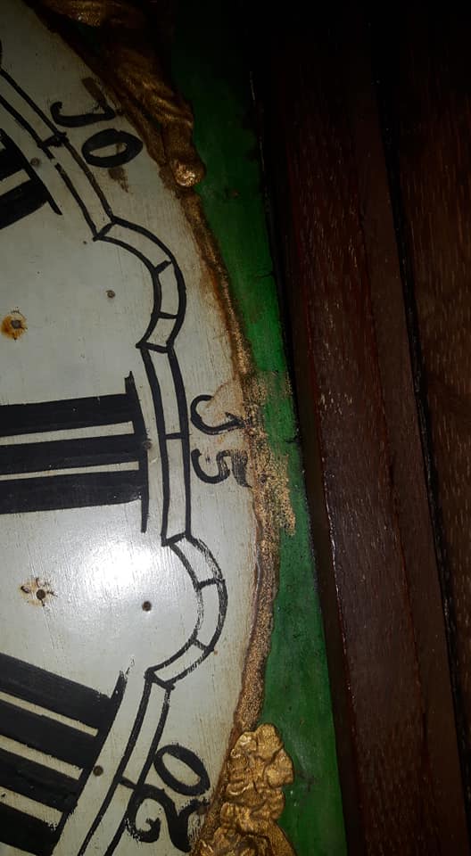 Friese klok wijzerplaat lelijke verfvlek