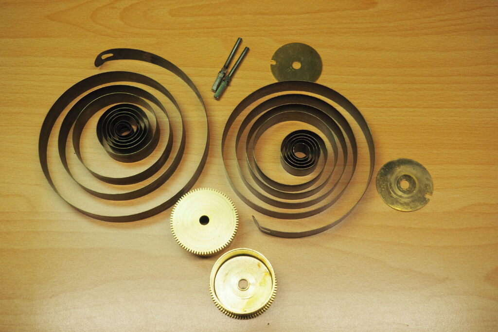 Een klok met veren opwinden - Klokkenmaker Lars Dekker