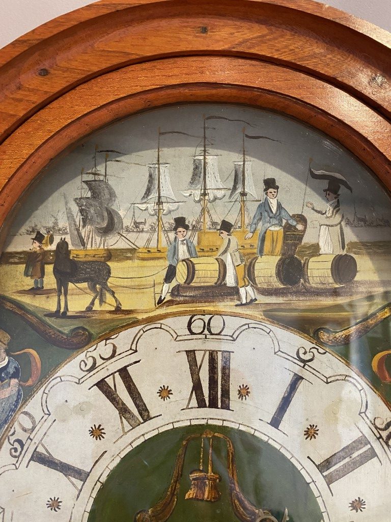 Beschilderde wijzerplaat met een Hollands fluitschip op een antieke Friese klok