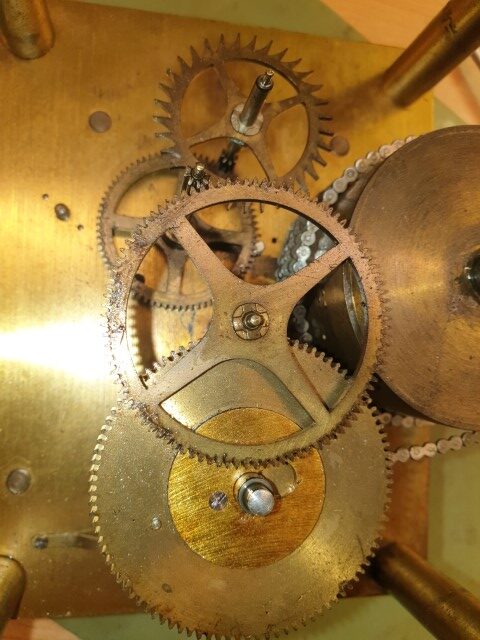 Herstel en reparatie is nodig bij Elliot pubklok pubclock