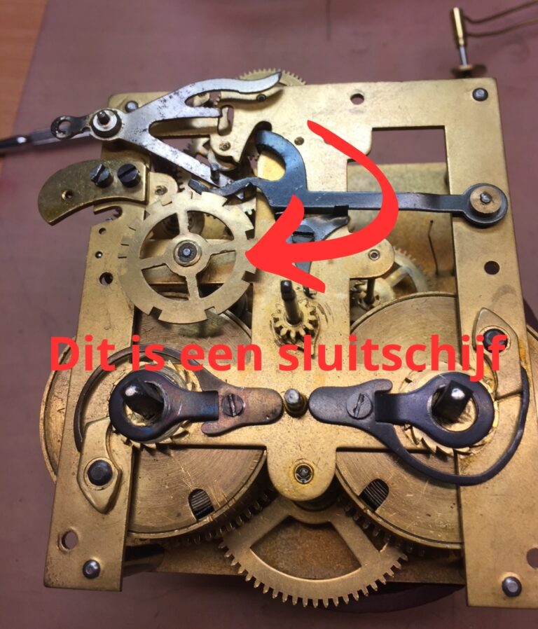 Klok met sluitschijf op slag brengen - Klokkenmaker Lars Dekker