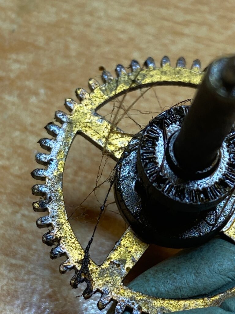 Klokkenmaker Lars Dekker -onderhoudsbeurt nodig