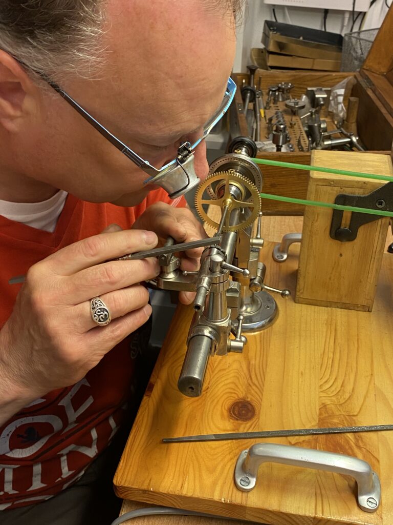 Klokkenmaker-Lars-Dekker-werkplaats-Alkmaar