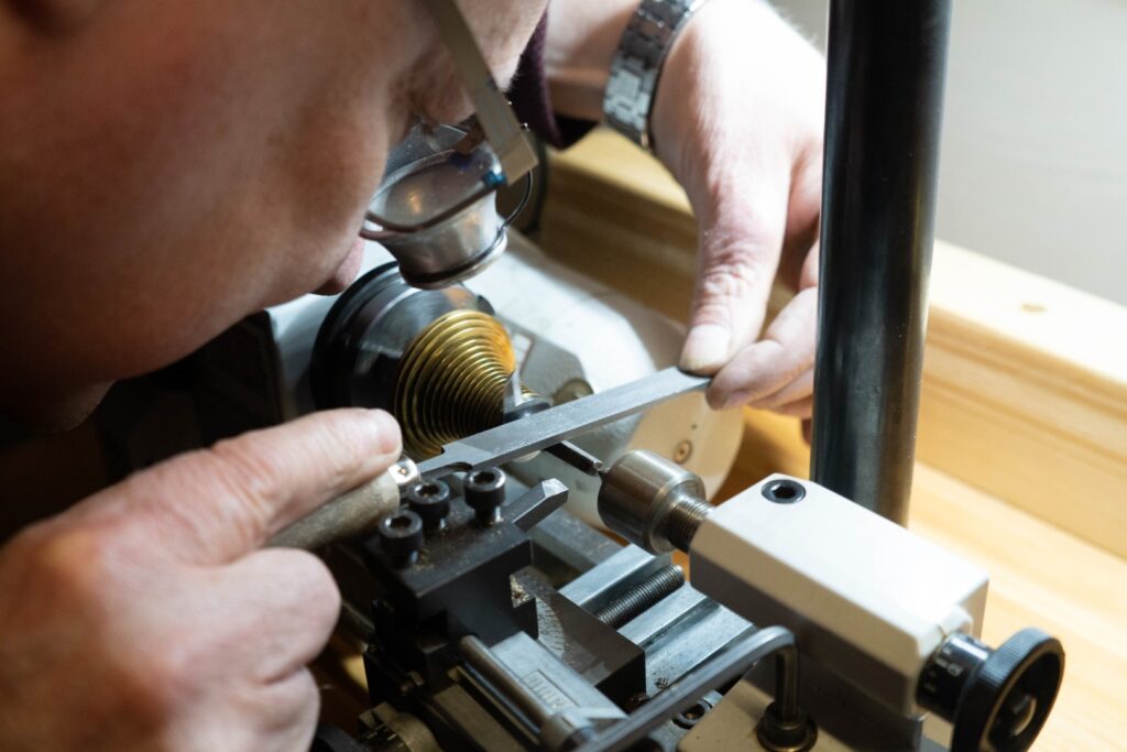 Klokkenmaker-Lars-Dekker-werkplaats-in-Alkmaar