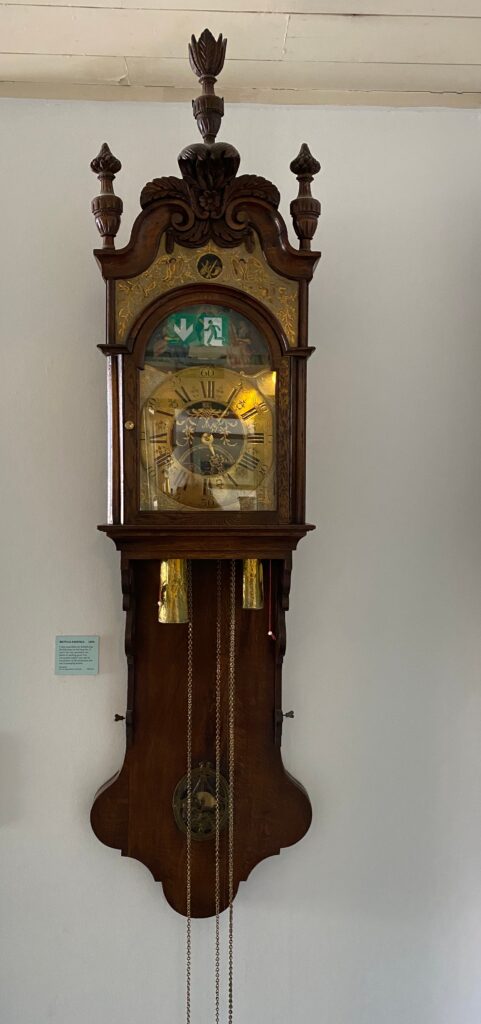 Exclusieve Friese staartklok met dubbele kap en speelwerk uit 1806 gemaakt door Matthijs Ankringa