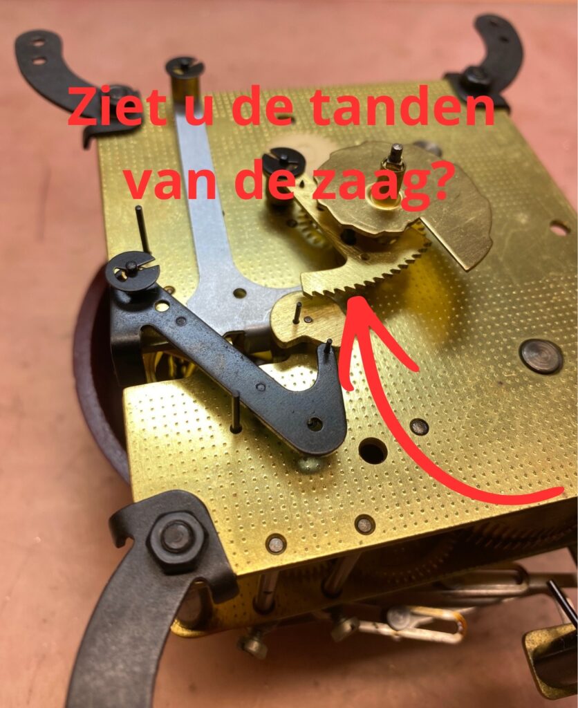 Uurwerk met zaagslagwerk op slag brengen - Klokkenmaker Lars Dekker