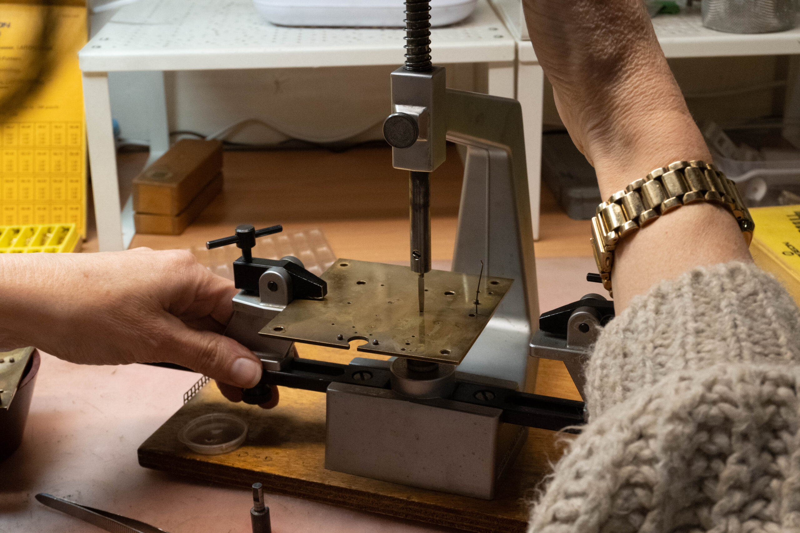 Verbussen van de platines van Zaanse klok bij onderhoudsbeurt-reparatie