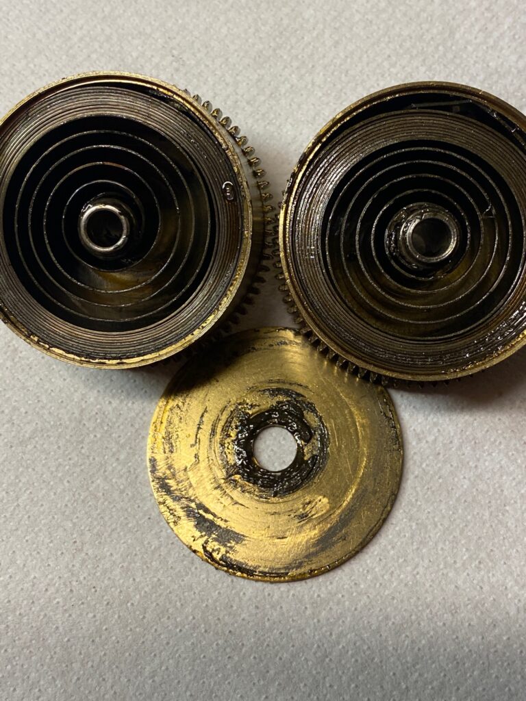 Veren moeten uit de veerton worden gehaald om bij onderhoudsbeurt - Klokkenmaker Lars Dekker