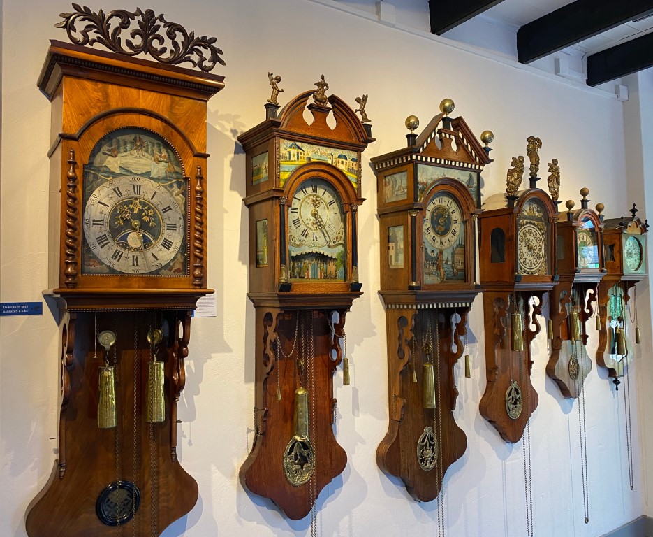 Klassieke houten kasten van een Friese staartklok uitgevoerd in eikenhout en wortelnotenfineer
