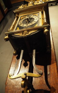 Antieke Zaanse zaagklok uit 1678 van klokkenmaker Kornelis Volger met mollengang.
